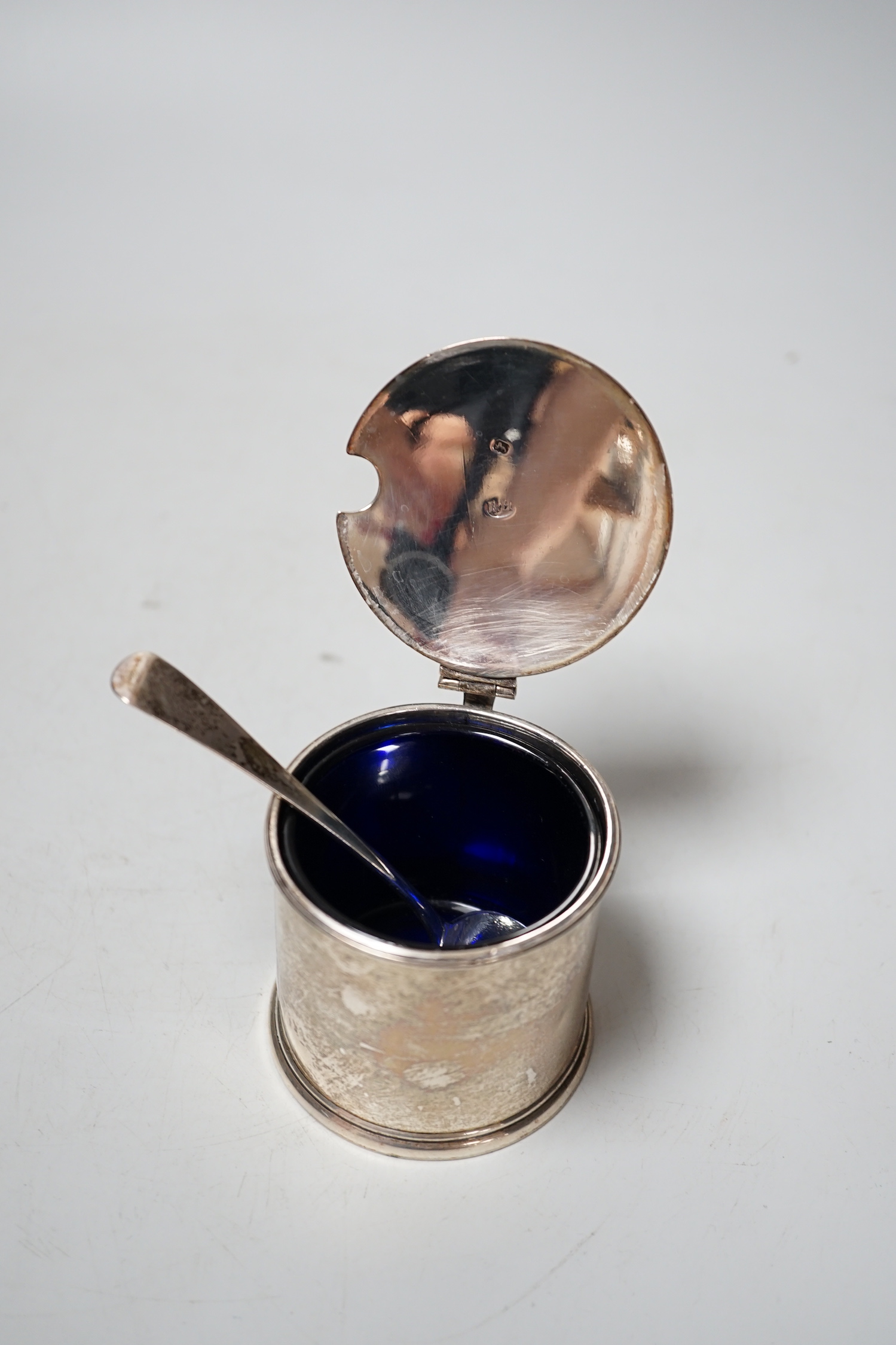 A George III silver mustard pot, Robert Hennell, London, 1788, 62mm, together with a later associated silver mustard ladle.